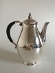 Georg Jensen 
Sterling Sølv 
Kaffekande No 
526. Vejer 603 
gram. 18 cm 
Høj. 1 L. Med 
træhåndtag. ...