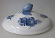 Royal 
Copenhagen, 
8054, Blå 
blomst terrin 
låg, flettet. 
Håndmalet. L.: 
22,5 cm. B.: 
17,5 cm. 1. ...