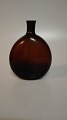 Brun 
lommelærke/lommeflaske
Holmegaard
Højde 
15,2cm.