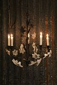 Fransk 1800 tals kirke lysekrone til 5 stearinlys , med helt mørkt patineret stel , dekoreret ...
