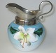 Tysk flødekande 
i opaline glas 
med 
overbemalinger 
i form ...