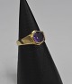 Ring i 14 karat 
guld med en 
lilla safir.
Safiren måler 
ca. 0,65cm i 
diameter. 
Ringstr. 51½ 
...