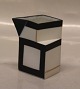 Bodil Manz: 
Flødekande - 
guld, sort og 
blå - 
asymmetrisk 
kantet 
flødekande 8.5 
x 7 cm   
Signeret ...