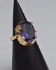 Ring i 14 karat 
guld med en 
oval lilla 
safir. 
Safiren måler 
ca. 1,4*1,0 cm. 

Ringstr. 49 
...