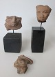 Samling af 3 antikke syd amerikanske ler figurer med ansigter. To monteret på sokkel. H: 4 - 5 ...