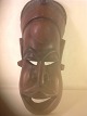 Afrikansk 
træmaske.
Højde: 32 cm. 
Bredde: 12,5 
cm.
flot og 
velholdt.
kontakt
Telefon ...