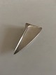 Georg Jensen 
Sterling Sølv 
Henning Koppel 
Broche No 327. 
Måler 6 cm. 
Vejer 19 gram. 
Fra efter 1945.