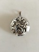 Sølvvedhæng med 
Christian 5. 
Monogram / 
Navnetræk. 
Måler 4.5 cm Ø. 
Vejer 12 gram. 
Lavet af ...