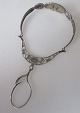 Empire garn 
nøgle holder i 
sølv filigran 
arbejde, 1818, 
Danmark. 
Dekoreret med 
løv værk. Med 
...