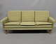 Den 
tre-personers 
DUX sofa i 
grønt uld, 
designet af 
Folke Ohlsson 
og produceret 
af Fritz Hansen 
...