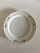 Royal 
Copenhagen Stel 
No 118 Rundt 
Serveringsfad 
Påfugl med 
Guldkant. 32.5 
cm Ø. Har et 
skår ...