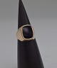 Herrering i 8 
karat guld med 
onyx á ca. 
1,3*1,0 cm. 
Ringstr. 56 
Ø17,9
Varenr. 294543 
(M)