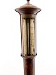 Stavbarometer i 
mahogny kasse 
19.årh.   Nr. 
294654