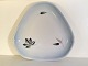 Bing & 
Grondahl, 
Falling Leaves, 
Triangular dish 
# 40, 24cm in 
diameter, 1. 
Quality * 
Perfect ...