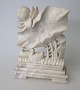 Figur af 
marmor, 20. 
årh. Kina. To 
ænder i en sø. 
Højde: 12 cm. 
B.: 9 cm. D.: 
3,7 cm. 
Perfekt ...