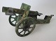 Blik haubitzer, 
Ideal, 
1930'erne, 
Tyskland. 
Camouflage 
bemalet blik. 
L.: 16 cm. 
Stemplet: 
Ideal, ...