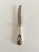 Georg Jensen 
Sterling Sølv 
75 Års 
Jubilæums 
Barnekniv med 
Carneol Sten. 
Produceret i 
1979. 16.5 ...