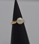 Ring i 14 karat 
guld med en 
saltvandsperle 
á ca. 0,8 cm. i 
diameter. 
Ringstr. 50 
...