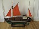 Håndbygget model af fiskekutteren Rosa med små røde sejl. Formentlig fra 1950-erne. Meget ...