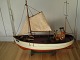 Håndbygget model af fiskekutteren Vera  E 715 med små sejl. Formentlig fra 1950-erne. Meget ...