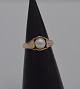 Ring i 8 karat 
guld med en 
perle á ca. 0,6 
cm. i diameter
Ringstr. 50,5 
Ø16
Fremstillet 
hos ...