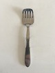 Georg Jensen 
Stainless Mitra 
Mat 
Sildegaffel. 
Måler 16,4 cm 
(OBS Gravering)