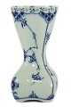 Royal 
Copenhagen 
porcelæn. 
Royal 
Copenhagen, 
musselmalet 
helblonde;
Vase af 
porcelæn #1162. 
...