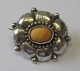 Jugend 
S&oslash;lv 
brosche med 
rav, C.M. Cohr 
(1893 - 1937) 
Frederica, 
Danmark. 3 x 
2,5 cm. ...