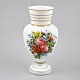 Opalglas vase. 
Hånddekoreret 
med blomster. 
1900-tallet.