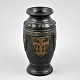 Japansk vase 
med dekoration. 
1900-tallet. 
Sort. H. 25 cm. 
Signeret: Made 
in Japan.
 
