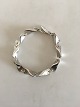 Georg Jensen 
Sterling Sølv 
Armlænke No. 
104A Designet 
af Edvard 
Kindt-Larsen. 
Måler 19.5 cm x 
1 ...