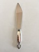 Georg Jensen 
Dronning 
Kagekniv No 196 
i Sterling Sølv 
og Rustfrit 
Stål. Måler 
26,5 cm