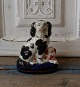 Staffordshire 
figur - hund 
med hvalp.
Højde 15,5cm. 
Længde 12,5cm.