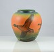 Vase i keramik 
fra Ipsens 
enke. Vasen har 
motiv af to 
flyvende ænder.
Sign. "762 
XI".
H. 16 ...
