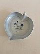 Bing & Grondahl 
Demeter / Blue 
Cornflower Cake 
Bowl with 
Handle No 357. 
20,5 cm dia
