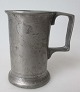 1/2 pot 
målebæger i 
tin, 1883, L. 
Buntzen, 
København, 
Danmark. 
Højde.: 8,5 cm. 
Stemplet. 