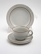Bing & Grøndahl 
stoneware 
Copelia.
Kop med 
underkop. 
Dek.nr. 305. 
Højde 5,5 cm. 
Diameter 8,5 
...