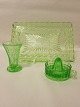 Presset grønt glas, bestående af bakke, vase og 
citronpresser.
Bakke: 29,5 x 19,5cm - Vase H: 10,5cm - 
Citronpresser: diam 9,5cm