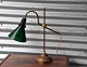 Bordlampe med 
grøn og hvid 
glasskærm. Med 
pære og virker. 
Ifølge sælger 
stammer den fra 
...