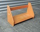Hylde i lakeret 
bøg af Hans J. 
Wegner for FDB. 

Fremstår med 
overfladiske 
brugsspor 
Brede 45 ...