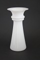Holmegaard, 
Harmony 
opalinehvid 
vase designet 
af Michael Bang 
i 1989. Højde 
28 cm. Pris: 
400 kr. ...