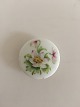 Royal 
Copenhagen 
Porcelænsknap 
med Håndmalet 
Blomstermotiv. 
3 cm dia