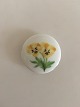 Royal 
Copenhagen 
Porcelænsknap 
med Håndmalet 
Blomstermotiv. 
3 cm Ø