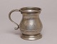 Tin krus fra 
Kent, 
slutningen af 
1800-tallet. 
Stemplet: VR 
354, 1/2 pint. 
H: 10 cm.