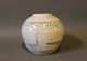 Lille enkel 
keramik vase 
med lys glasur.
H - 12 cm og 
Dia - 13 cm.