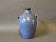 Lyseblå keramik 
vase med mindre 
håndtag. Vasen 
er i flot brugt 
stand.
H - 20 cm og 
Dia - 12 cm.