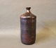 Mørkerød 
keramik 
flaske/vase i 
flot brugt 
stand. 
H - 24 cm og 
Dia - 11,5 cm.