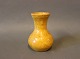 Lille keramik 
kande i gul 
glasur.
H - 10,5 cm og 
Dia - 6,5 cm.