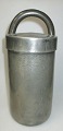 Cylindrisk is 
beholder med 
hank, tin, 19. 
årh. England. 
På låg 
stemplet.: 
Benham & Sons, 
Wigmore ...