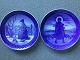 Den Kongelige 
Porcelænsfabrik 
(Royal 
Copenhagen):
2 juleplatter.
1955 Pige fra 
Fanø:
Design. ...